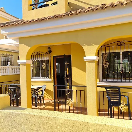 빌라 Near With Pool 3 Bedrooms 또레비에하